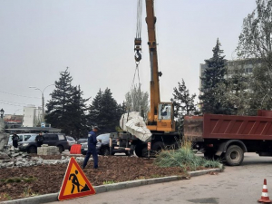 З площі біля Центрального РАГСу Запоріжжя прибрали пам'ятник Пушкіну - відео