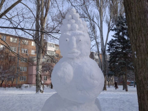 Запоріжжя заполонили кумедні та незвичайні сніговики - фото