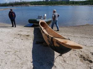 Пройшов перше випробовування – у Запоріжжі спустили на воду копію старовинного човна-довбанки (фото)