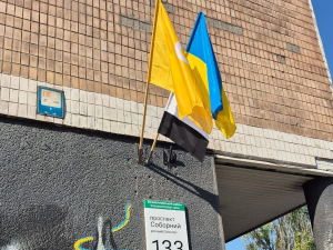 Пам’ятаємо і чекаємо - на будівлі Головпоштамту в Запоріжжі замайорів Прапор Надії (фото)