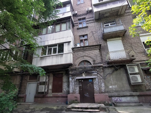 Мешканці запорізької багатоповерхівки самостійно облаштували укриття в будинку - фото