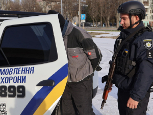 Бив свою дружину та зіпсував майно – у Запоріжжі затримали домашнього насильника