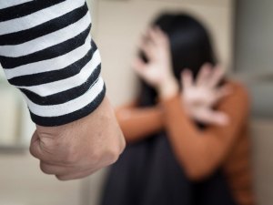 Душив та вимагав гроші — в Запоріжжі п’яний чоловік напав на жінку у квартирі (фото)