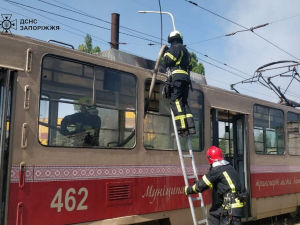 Загорівся серед білого дня - в одному з районів Запоріжжя спалахнув дах трамвая (фото)