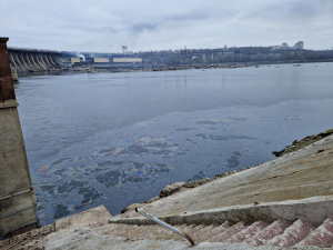 Внаслідок ракетних ударів по Дніпрогесу у воду потрапили нафтопродукти - на місце виїхали екологи