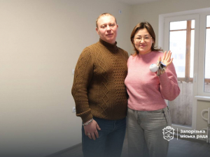 Дев'ять років у модульному: в Запоріжжі родина переселенців нарешті отримала квартиру (фото)