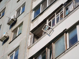 "Схопила котів і вибігла в коридор" - запоріжці оговтуються від чергового удару ворожими шахедами (відео)