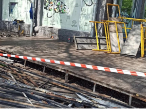 З центрального проспекту Запоріжжя прибрали незаконну конструкцію, яка понад рік муляла очі містянам
