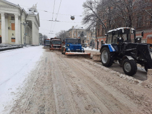 Сніг додав роботи запорізьким комунальникам: як вони справляються - фото