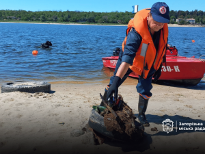 Водолази дістали з Дніпра пів тонни сміття — як у Запоріжжі готують пляжі до літнього сезону (фото, відео)