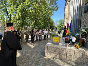 На фасаді запорізької школи відкрили меморіальну дошку на честь загиблого випускника-прикордонника (фото)