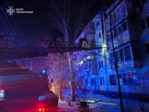У Запоріжжі горіли багатоповерхівка і приватний будинок - з вогню врятували чоловіка (фото)