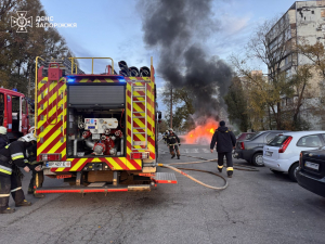На одній з вулиць Запоріжжя загорівся автомобіль - фото, відео