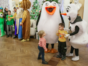 У Запоріжжі родини запоріжсталівців безкоштовно відвідали новорічні вистави