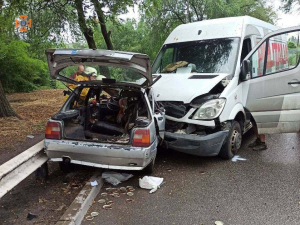 У Запоріжжі зіткнулися легковик та мікроавтобус - чоловіка затисло в автівці