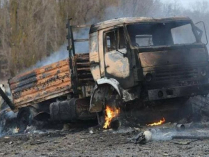 Після серії потужних вибухів окупанти вивозять згорілу техніку з Мелітополя - фото