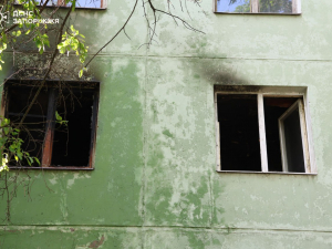 Трагедія в Запоріжжі - пожежа в багатоповерхівці забрала життя пенсіонера, жінку вдалося врятувати (фото)