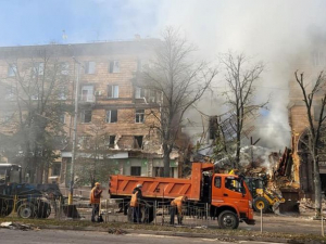 У Запоріжжі продовжують розбирати завали після ранкових ракетних ударів - фото