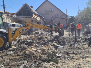 Що зараз відбувається на місці нічних ракетних ударів по приватному сектору в Запоріжжі - фото, відео