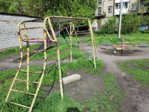 Застряг у драбині — у Запоріжжі хлопчик потрапив у пастку на дитячому майданчику (фото, відео)