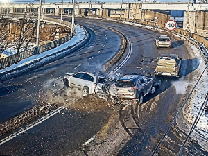 ДТП у Запоріжжі на Дніпрогесі: два авто зіштовхнулися на повороті греблі (фото, відео)