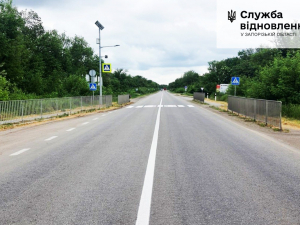 Ліквідація ям та встановлення нових знаків: як ремонтують дороги в Запорізькій області під час війни