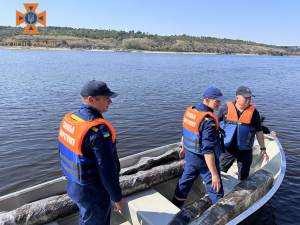 У Запоріжжі з Дніпра дістали фрагменти човнів 18 століття - допомагали рятувальники: фото