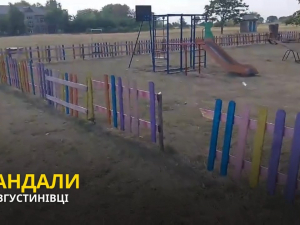 Паркан руйнують щотижня – дитячий майданчик в селі під Запоріжжям страждає від вандалів два роки (відео)