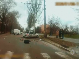 Опинився у пастці після аварії: у Запоріжжі поліцейські врятували водія з понівеченого авто (відео)