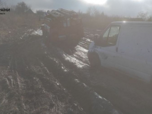 На трасі в Запорізькій області в багнюці застрягли півсотні автівок - фото