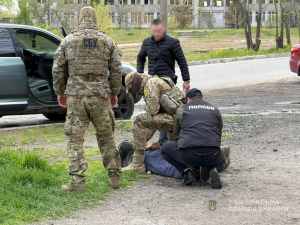 Запорізькі поліцейські та співробітники СБУ затримали двох осіб, причетних до незаконної торгівлі вогнепальною зброєю та боєприпасами