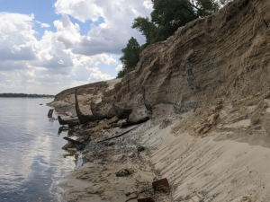 Унікальні знахідки на побережжі у Запоріжжі – що приховували води Дніпра (відео)