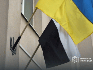 На будівлях райадміністрацій в Запоріжжі встановили «Прапори надії» на підтримку військовополонених (фото)