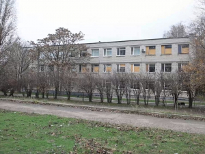 Стало тепліше і світліше – в Запоріжжі на зиму в гімназії встановлюють на вікна плівку замість OSB-плит (фото)