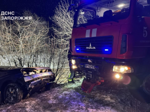 Слизькі дороги та буксування авто - ДСНС допомогла чотирьом водіям на Запоріжжі
