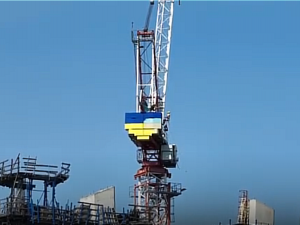 У Запоріжжі намалювали прапор на висоті 200 метрів над Дніпром - відео