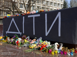 У Запоріжжіі вшанували пам'ять загиблих від авіаудару по драмтеатру Маріуполя, фото: ЗОВА