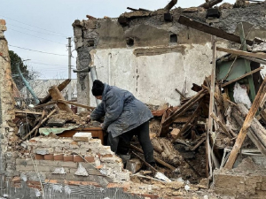 "Не могла вдихнути" - мешканку Запоріжжя після атаки дронів з палаючого будинку рятували сусіди