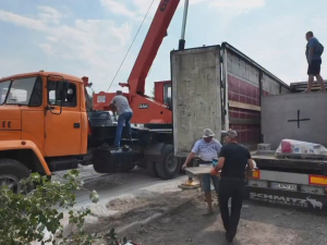 У Запоріжжі розпочали монтаж бетонних укриттів, які передали міжнародні партнери.