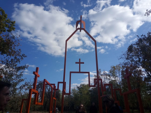 Скульптури, іменні дерева та коло з 13 каменів: у Запоріжжі з'явився новий парк і живий простір пам'яті