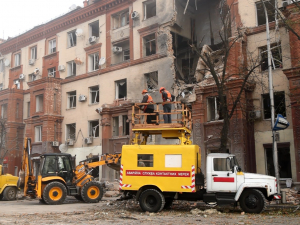 Існує загроза обвалу: що відбувається на місці нічного ракетного удару по запорізькій багатоповерхівці - фото