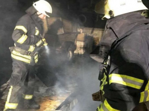 В Запорожье загорелся гараж, в котором хранили кислородные баллоны - фото