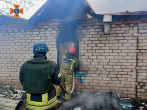 Внаслідок ворожих обстрілів у Запорізькій області загорілася велика літня кухня - фото