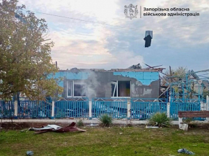 Ворог вгатив трьома авіабомбами по селу в Запорізькій області - сталась пожежа, поранена людина