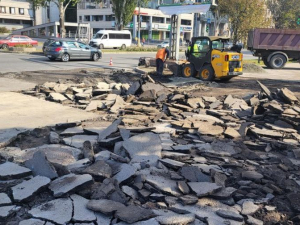 На площі в центрі Запоріжжя ракетні удари зруйнували тротуар - фото