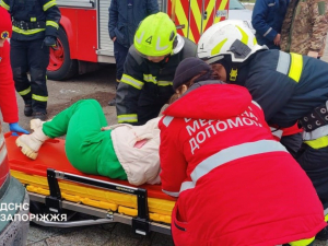 У Запорізькому районі іномарка в’їхала в бетонне огородження: є постраждалі (фото)