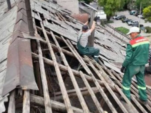У Запоріжжі продовжують відновлювати будинки, постраждалі від ракетного удару
