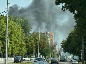 На Центральному ринку в Запоріжжі пролунали вибухи - зайнялася сильна пожежа (фото, відео)