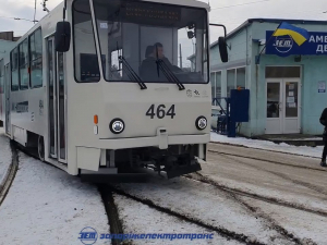 Оновлений та відремонтований: у Запоріжжі трамвай після капремонту виходить у лінію (відео)