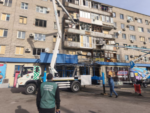 Обстежили місце прильоту — в Запоріжжі екологи зафіксували наслідки ворожого обстрілу (фото)